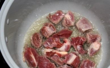 1. Этап. Шурпа из баранины в мультиварке: Итак, наливаем в чашу мультиварки растительное масло и включаем режим 