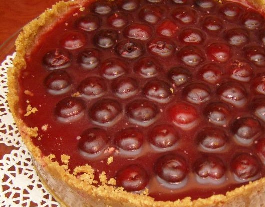 1. Этап. Творожно-ягодный торт: 11. Затем отстегиваем нашу форму и перекладываем пирог на блюдо.