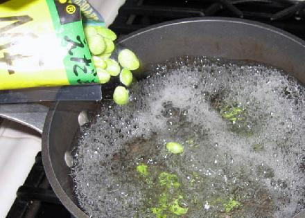 1. Этап. Тройной бобовый салат: Добавляем зеленые бобы в подсоленную кипящую воду.