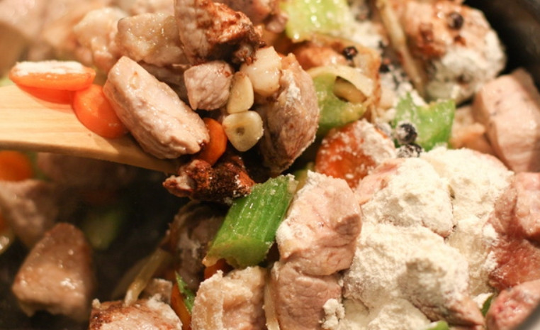 1. Этап. Спагетти со свининой: Засыпьте муку, перемешайте.