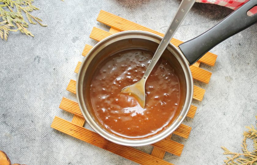 1. Этап. Морковный торт с карамелью: Сварите карамель. Для этого в сковороду с толстым дном насыпьте сахар и нагрейте на сильном огне в течение одной минуты. Влейте горячую воду и варите до золотистого цвета. Аккуратно мешая, влейте горячие сливки и варите в течение 2 минут.