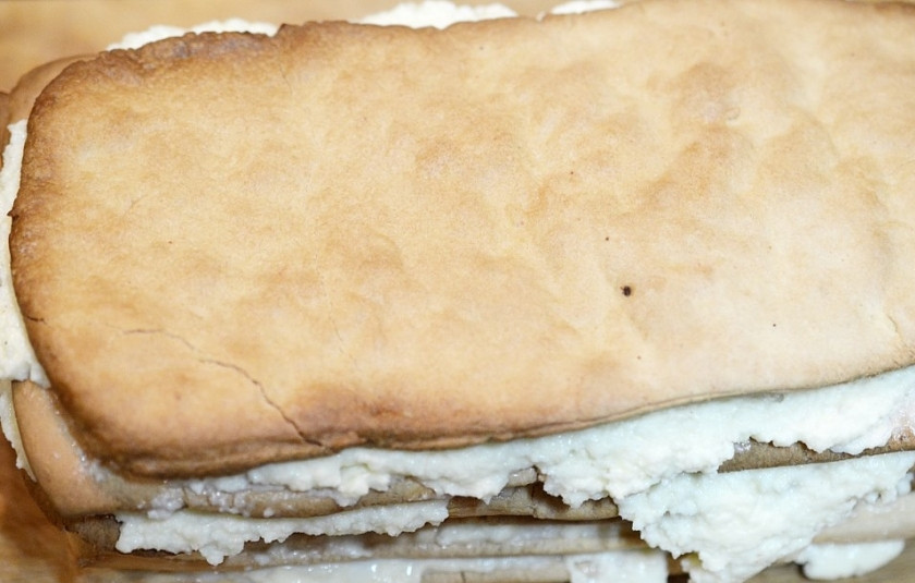 1. Этап. Простое слоёное пирожное: Промажьте этим кремом слои теста, каждый раз немножко придавливая Последний слой не мажем, придавливаем мини-тортик прессом и поставим на холод на 1 час.