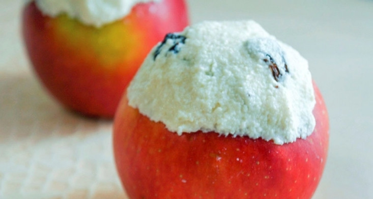 1. Этап. Печеные яблоки с творогом: 4. Тщательно перемешайте начинку до однородности, наполните ею яблочки. Для сочности можно сверху положить небольшой кусочек сливочного масла. Выложите яблоки в жаропрочную форму и отправьте в разогретую духовку примерно на полчасика.