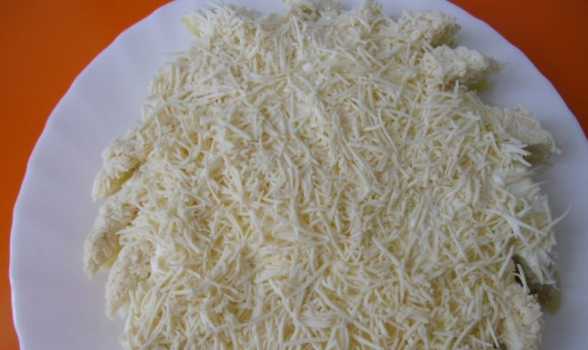 1. Этап. Салат для детей на День рождения: 4. И вот теперь будет слой тертого сыра. Смажем и его сметаной и приступим к украшению!