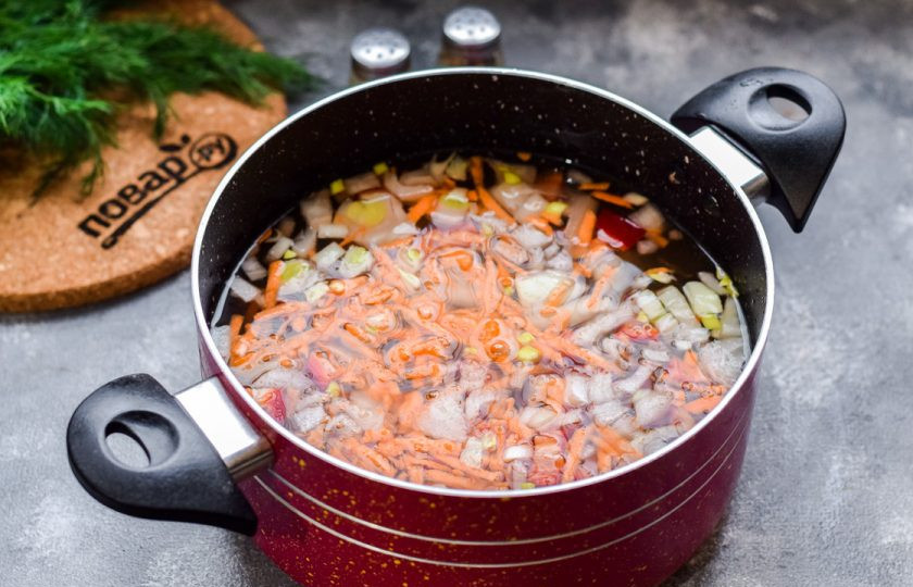 1. Этап. Суп с брокколи и кукурузой: Сложите все овощи в кастрюлю, залейте горячей водой. Варите овощи 20 минут.