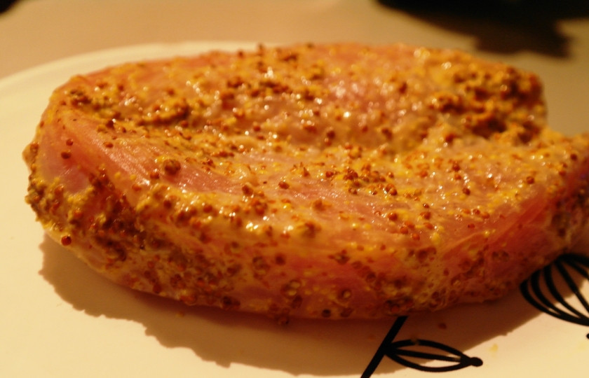 1. Этап. Стейк из индейки на сковороде: Затем стейки солим с двух сторон и хорошенько обмазываем французской горчицей. Оставить полежать стейки в сухом месте примерно на 30-40 минут.