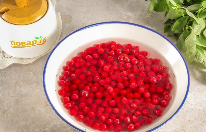 1. Этап. Варенье из калины: Снимите ягоды с веточек и высыпьте в глубокую емкость: миску или салатник. Залейте холодной водой и промойте несколько раз от пыли. Затем воду слейте, а ягоды слегка подсушите бумажными салфетками.