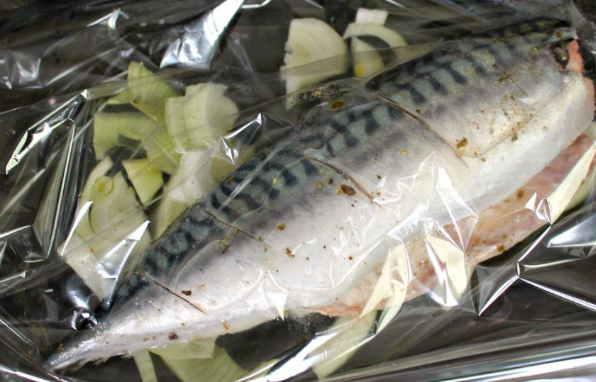 1. Этап. Скумбрия под маринадом в духовке: Лук режем и кладем в рукав для запекания. Скумбрию с маринадом кладем на лук. Края рукава завязываем. Запекаем в духовке при температуре 200 градусов 20-25 минут.