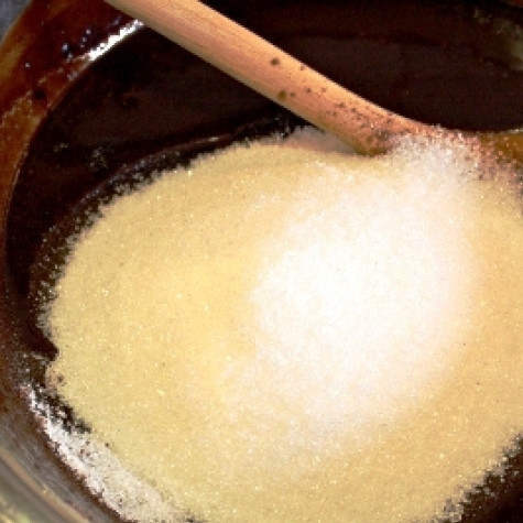 1. Этап. Торт Брауни: Туда же добавляем сахар.