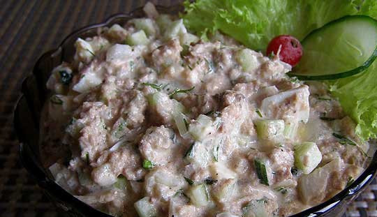 1. Этап. Тарталетки с сайрой: Наполняем тарталетки начинкой. Готовые тарталетки с сайрой можно украсить кусочками огурца и зеленью. Приятного аппетита!