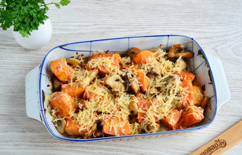 1. Этап. Тыква с грибами в духовке: Сверху присыпьте натертым на мелкой терке сыром и снова отправьте в духовку минут на 10.