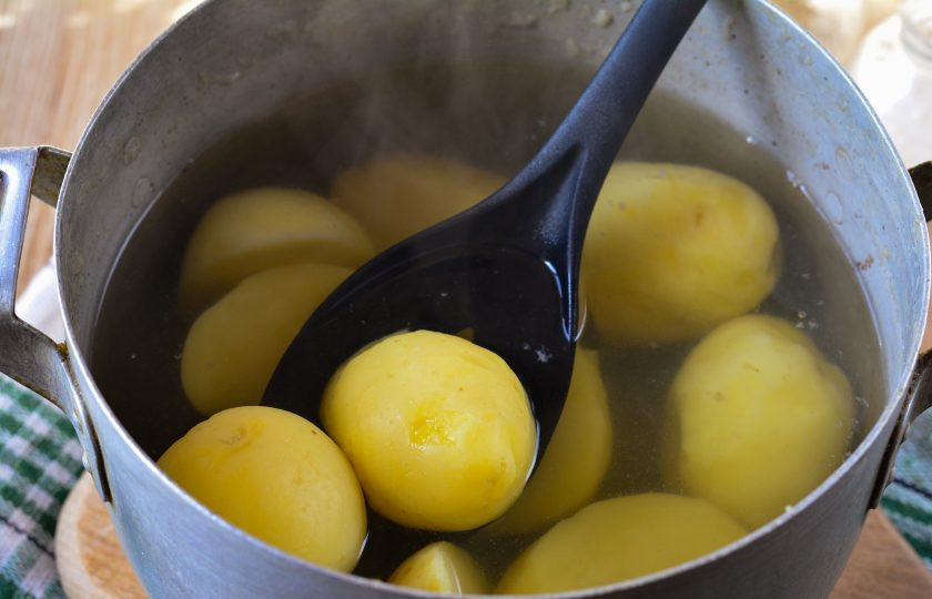 1. Этап. Отварной картофель с луком: Картофель почистите и отварите в кастрюле с водой. Если картофель сильно крупный, разрежьте его пополам. В процессе варки картошку посолите, готовьте до мягкости примерно 25 минут.