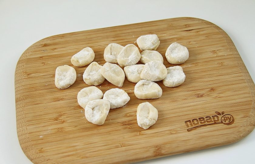 1. Этап. Московские пельмени: От теста отрежьте кусок, раскатайте его в жгут и нарежьте небольшими кусочками. Каждый кусочек обваляйте с двух сторон в муке, приминая руками.