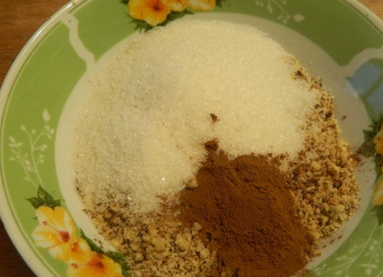 1. Этап. Ленивая пахлава из лаваша: 2. К орехам добавьте сахар и корицу. Сахара нужно столько же, сколько вы берете орехов.