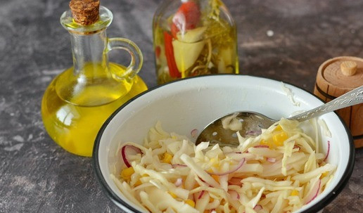 1. Этап. Капустный салат с кукурузой: Заправьте салат подсолнечным маслом и перемешайте. Если дома есть свежая зелень, то она в салате будет очень к месту, особенно укроп.