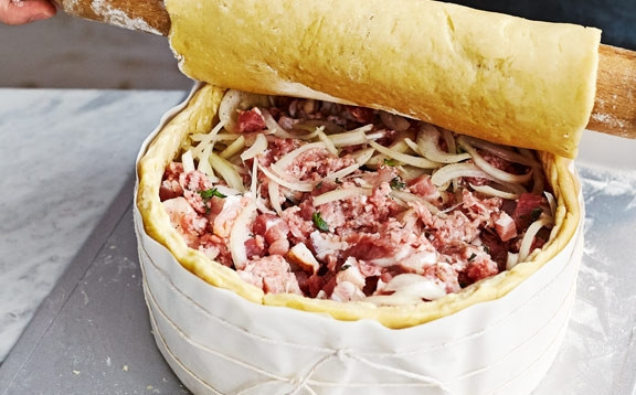 1. Этап. Пирог Лукошко с беконом: 5. Поместите мясную начинку в схватившееся корзинкой тесто. Накройте пирог оставшимся тестом в виде крышечки. Выпекайте его один час при температуре 180 градусов, потом убавьте температуру на 20 градусов и выпекайте еще минут 30, пока мясо не будет готово.