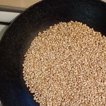 1. Этап. Суп рыбный с перловой крупой: Перловую крупу обжарить на сковороде.