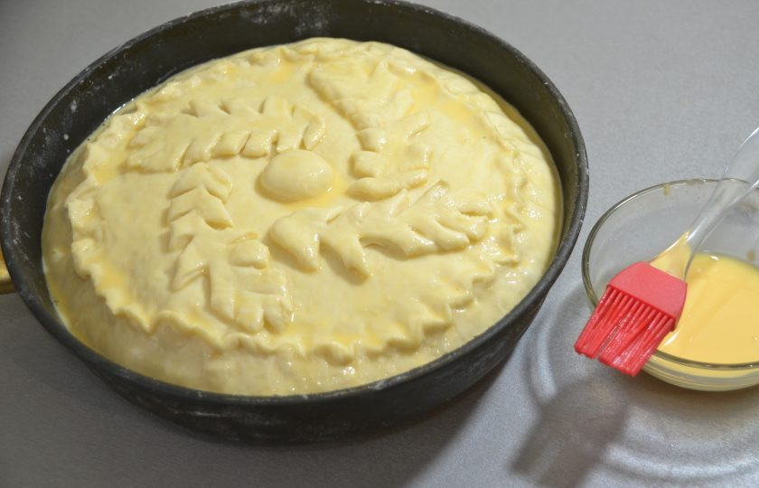 1. Этап. Чувашская хупла: Смажьте сверху пирог смесью яичного желтка со столовой ложкой молока, можно смазать просто молоком или растительным маслом. Отправьте выпекаться пирог в духовку при температуре 180 градусов на 1 час 15 минут. Проверяйте готовность начинки через отверстие в пироге. Если корочка будет подгорать, можно прикрыть её фольгой или пергаментом.