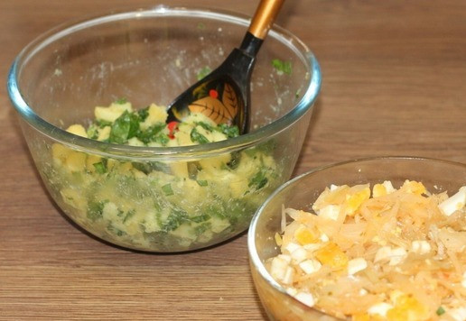 1. Этап. Пирожки из слоеного теста на кефире: 6. Отвариваем картофель и яйца, остужаем, очищаем и нарезаем мелким кубиком. Мелко нарезанный зеленый лук кладем в миску. Добавляем яйца, картофель и специи. Две начинки готовы! Кладем в миски по кусочку мягкого сливочного масла и перемешиваем.