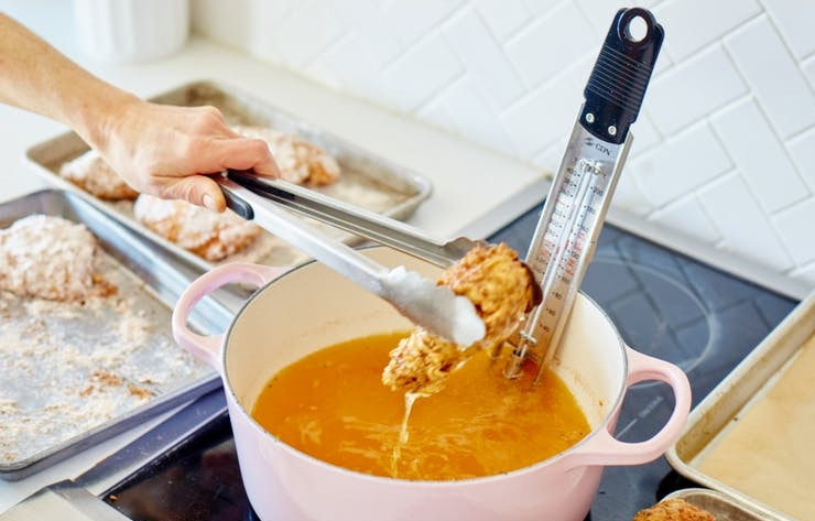 1. Этап. Жареная курица в хрустящей панировке: 6. Разогрейте как следует масло. По 1-3 кусочка опускайте в масло и жарьте до румяной корочки. Перед подачей обязательно выложите курицу на решетку, чтобы убрать излишки масла.