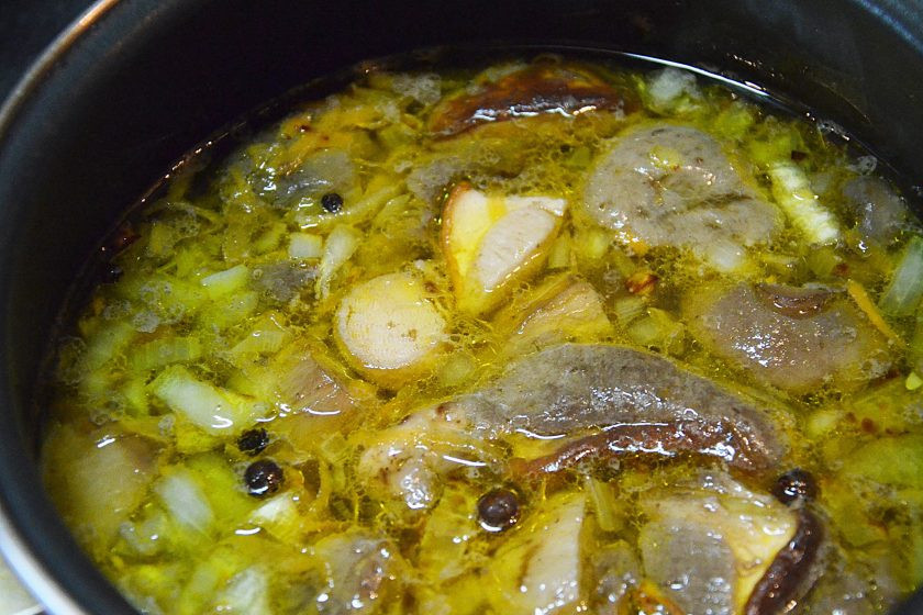 1. Этап. Суп грибной из белых грибов: Добавьте зажарку в кастрюлю и варите еще 10 минут.