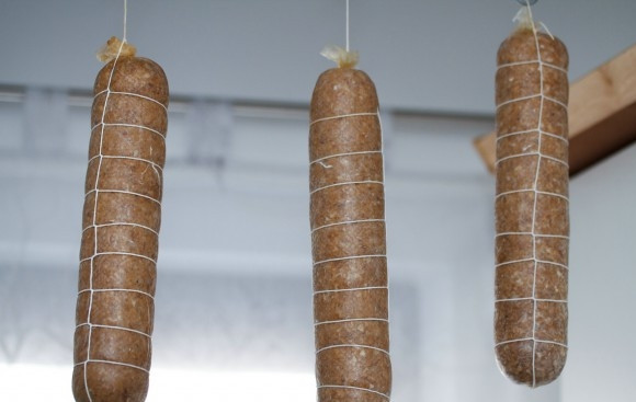 1. Этап. Итальянская домашняя салями: Оставьте колбасу на сутки в подвешенном состоянии при комнатной температуре.