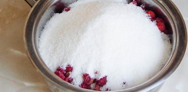 1. Этап. Смоква Коломчаночка: Малину промойте под проточной водой и обсушите. Выложите ее в сотейник, засыпьте сахаром, оставьте на несколько часов, чтобы ягоды пустили сок.