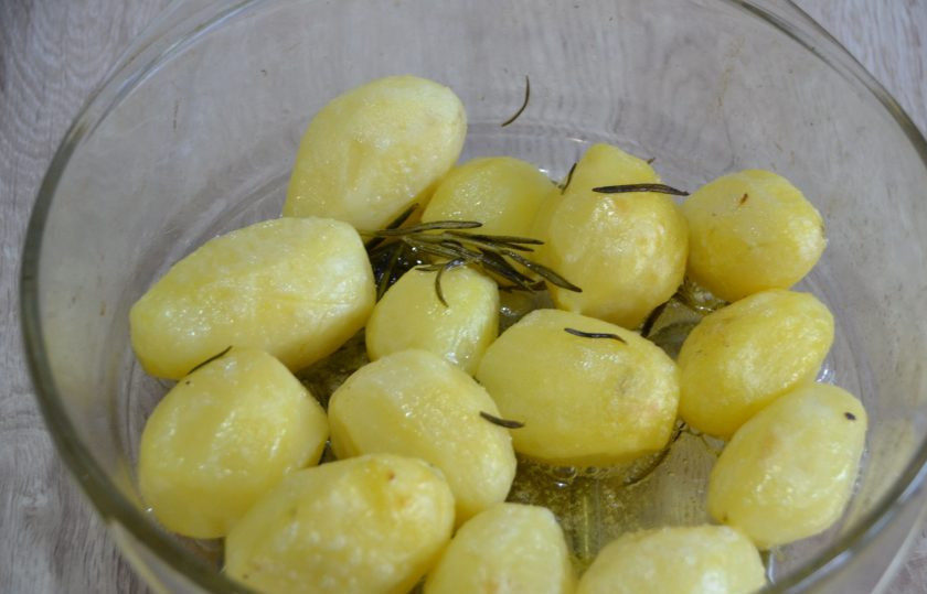 1. Этап. Говядина в перечном соусе: В качестве гарнира к говядине в перечном соусе очень хорошо подходит картофель. Предварительно отваренный, а потом запеченный со сливочным и оливковым маслом, с добавлением веточки розмарина.