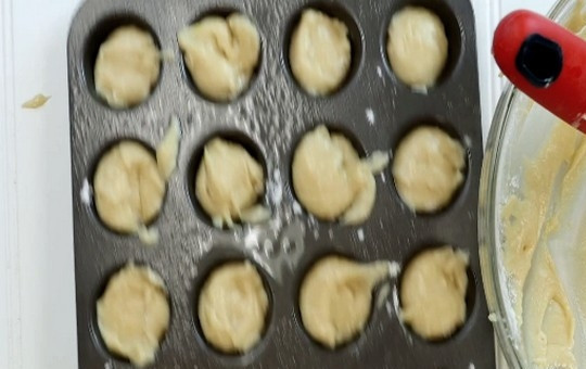 1. Этап. Маффины на завтрак: 5. Формочки для маффинов заполните на 2/3 их высоты. Выпекайте 15-20 минут, до готовности.