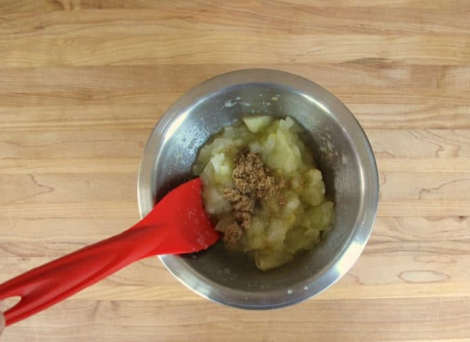 1. Этап. Яблочные слойки с корицей: 2. Затем воду из-под яблок слейте и оставьте на потом. Сами плоды перемешайте с корицей, сахаром и цедрой.