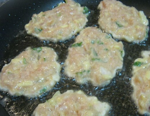 1. Этап. Нежные котлеты из фарша: На разогретой сковороде в масле жарим котлеты по 2-3 минуты с каждой стороны.