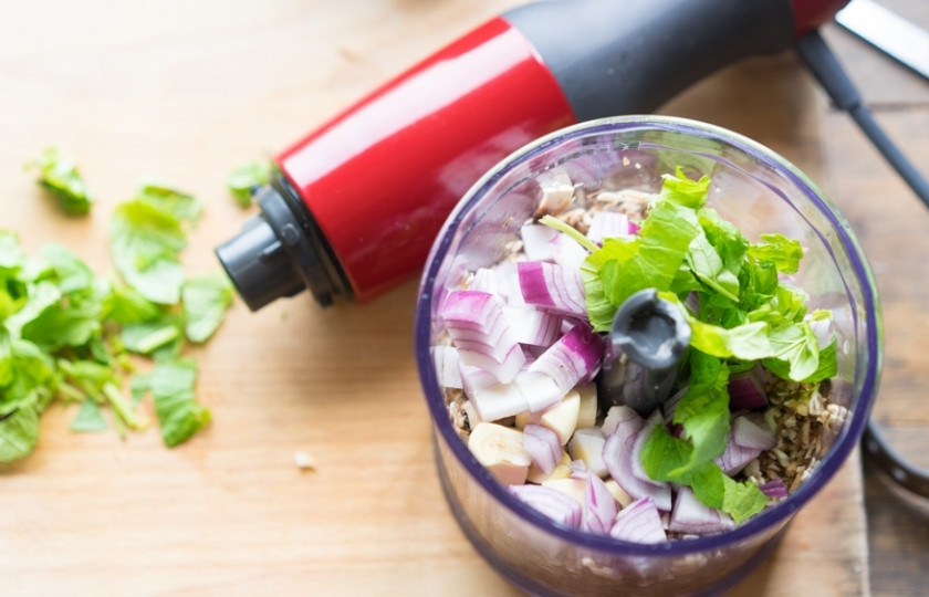 1. Этап. Итальянские пельмени: Все сложите в чашу блендера. Измельчите все до пастообразного состояния. Добавьте пару ложек оливкового масла.