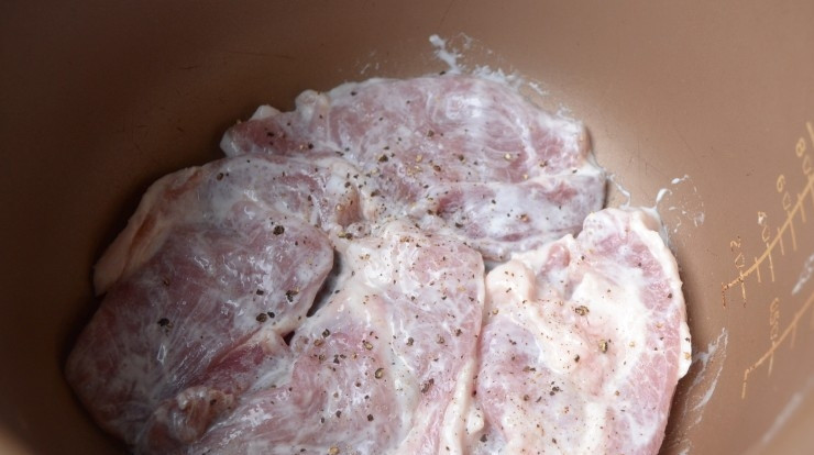 1. Этап. Маринад для мяса по-французски: Оставьте мясо мариноваться на 1-2 часа в холодильнике. А затем приступайте к приготовлению, не смывая маринад.