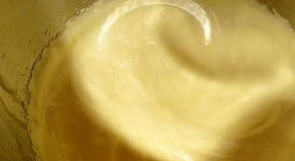 1. Этап. Шарлотка с грушами и яблоками: Получится густая пена.