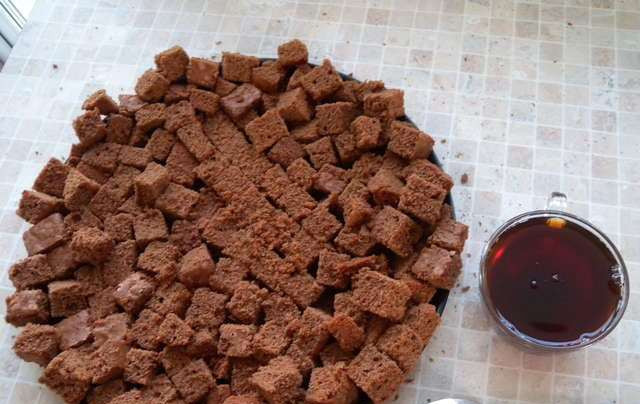 1. Этап. Торт Рыбка: Порежьте бисквит кубиками и пропитайте вишневым вареньем.