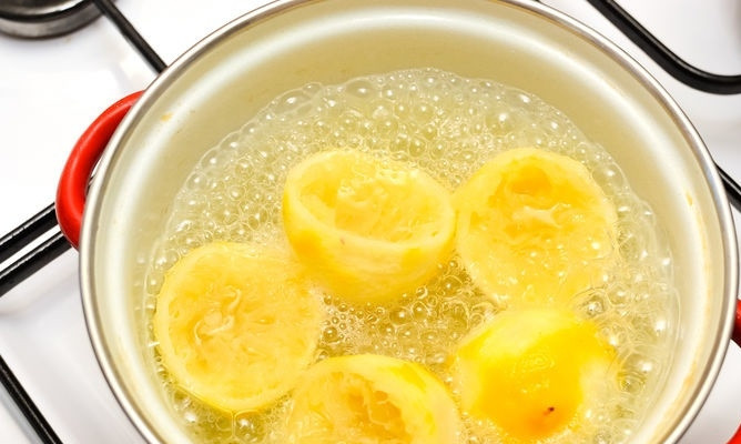 1. Этап. Быстрый лимонный пирог: 5. Лимоны вымойте, аккуратно снимите цедру и выжмите сок. Кожуру выложите в кастрюлю, залейте небольшим количеством воды и отправьте на огонь. Доведите до кипения и проварите 10-15 минут.