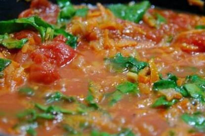 1. Этап. Томатный суп с мидиями: Отправляем помидоры, которые нарезали кубиками и шпинат на сковороду к луку с морковью. Тушим-обжариваем на небольшом огне минут 3-4, затем добавляем консервированные помидоры и тушим еще столько же.