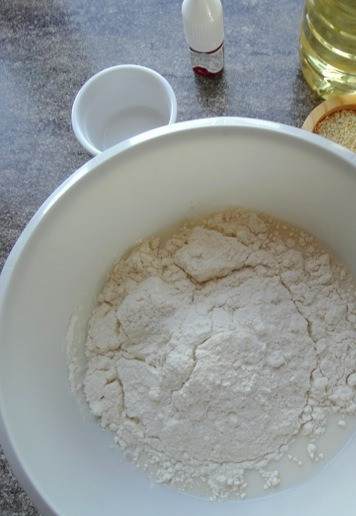 1. Этап. Бургер-гриль красный бархат: Добавить соль и постепенно ввести муку.