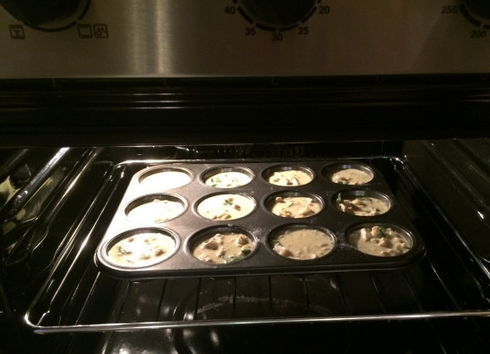 1. Этап. Куриные маффины с сыром: Получившейся смесью наполните формочки для маффинов. Поставьте в духовку, разогретую до 180 градусов, и выпекайте 20 минут.