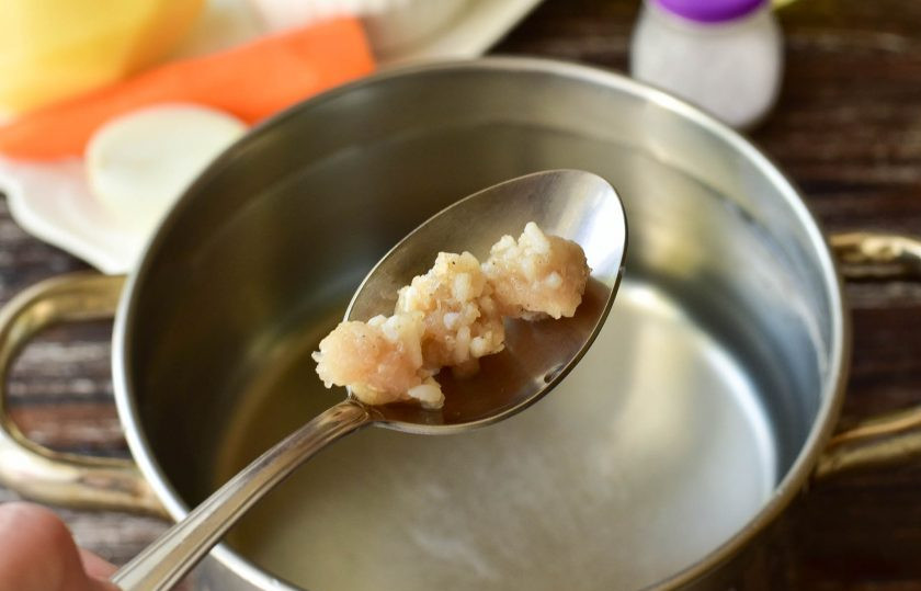 1. Этап. Суп с ракушками: В кастрюлю влейте воду, сформируйте из фарша шарики. Выложите их в воду. Вместо фарша можно использовать любое другое мясо, к примеру, спинку курицы или свиные ребра.