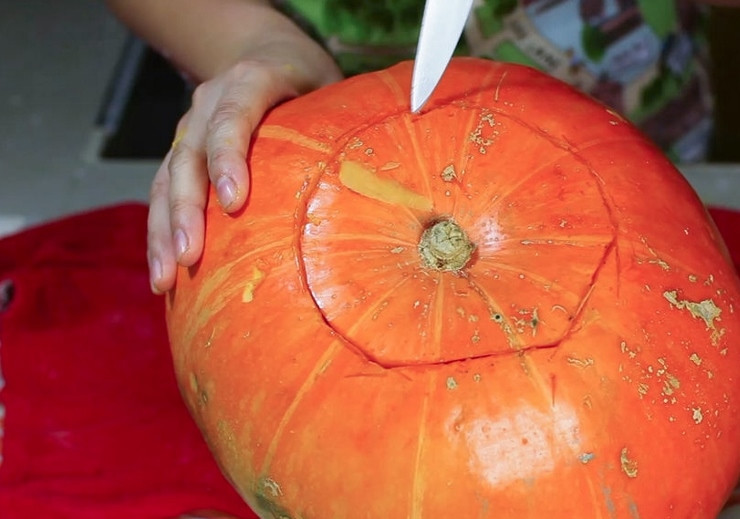 1. Этап. Начинка для пирожков из тыквы: Тыкву помыть. Чтобы легче было тыкву разрезать, лучше начать вырезать 