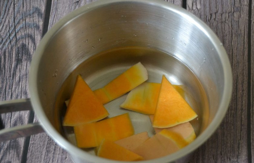 1. Этап. Ризотто с тыквой от Юлии Высоцкой: Хорошо промойте тыкву, очистите, кожуру не выбрасывайте, сложите её с кусочками тыквы в сотейник и сварите овощной бульон, подсолите по вкусу.