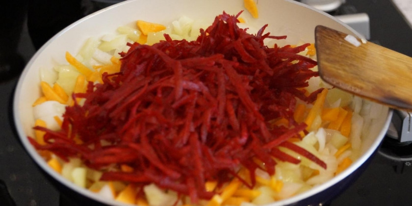 1. Этап. Борщ красный из баранины: 3. Лук, морковь и перец измельчаем и обжарим в растительном масле. Когда лук станет прозрачным, а морковь - мягкой, добавим свеклу. Обжарим все вместе, а потом добавим томатную пасту, перемешаем, и снимаем с огня.