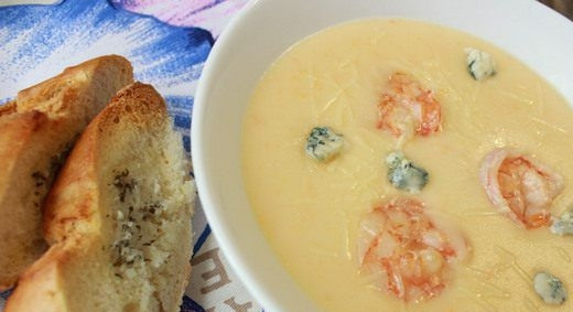 1. Этап. Cуп пюре с креветками: Суп-пюре разлейте по тарелкам, дополните креветками и двумя видами сыра. Подавайте суп с белым багетом. Приятного аппетита!