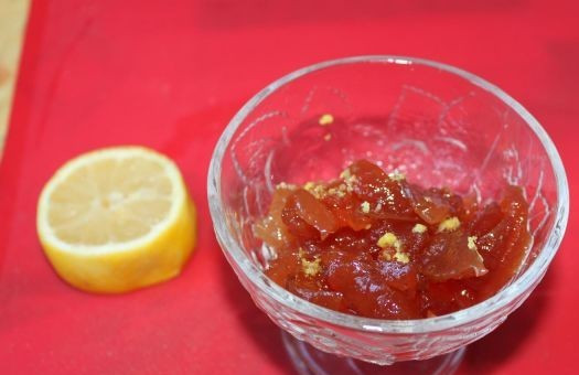 1. Этап. Слойки с вареньем: У меня было очень сладкое яблочное варенье и я решила его слегка подкислить. Выдавила в него сок лимона и добавила лимонной цедры.