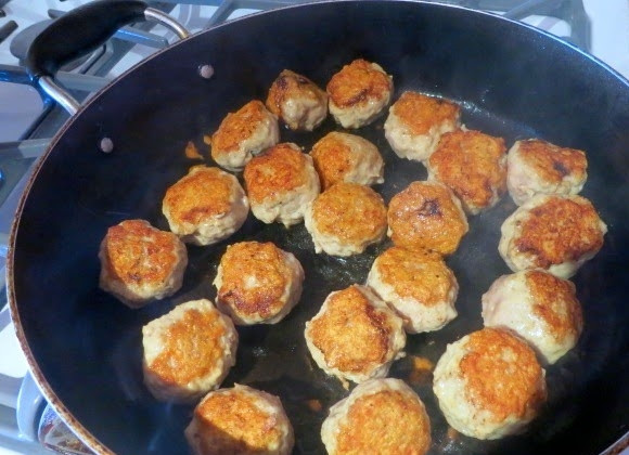 1. Этап. Фрикадельки с сюрпризом: 4. Когда они зарумянятся с двух сторон, снимите с огня.