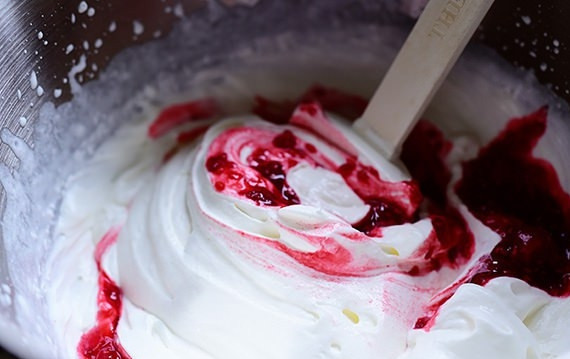 1. Этап. Малиновый фул: 4. Резиновой лопаткой в несколько движений вмешайте малиновое пюре в сливки так, чтобы получилась такая мраморная текстура.