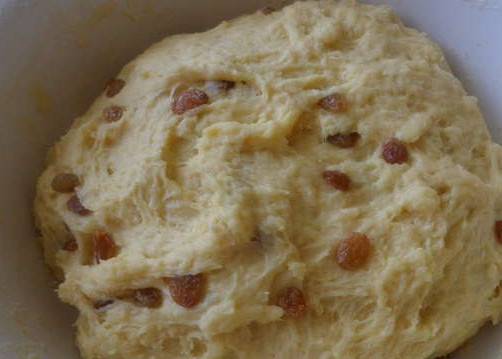 1. Этап. Пирожки с творогом и изюмом из дрожжевого теста: Начинку готовим перед самим выпеканием. Смешиваем творог, изюм, сахар, ванильный сахар и добавляем 1 желток. Далее из кусочков делаем пирожки. Раскатываем тесто и закладываем начинку.