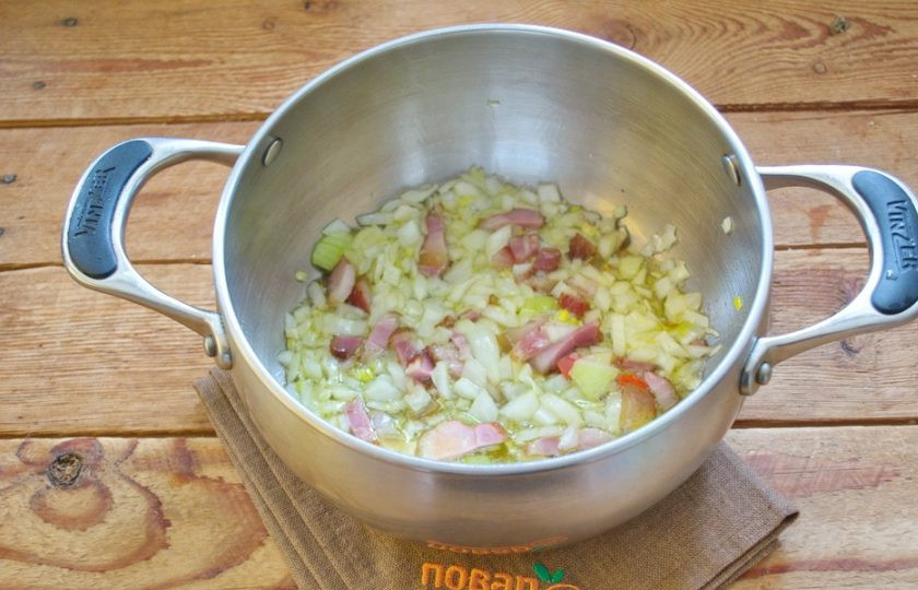 1. Этап. Цыганский острый суп: На растительном масле обжарьте бекон, лук.