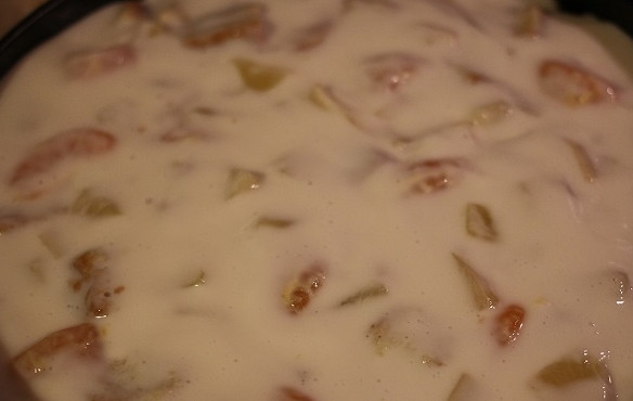 1. Этап. Торт на новогодний корпоратив: 5. Разведите желатин, как указано на упаковке, пусть чуть немного постоит, остынет. Тем временем надо взбить сметану с сахаром, добавить ванилин и остывший желатин, хорошо перемешать, залить нашу фруктовую смесь.